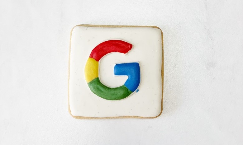 Texte umschreiben Beitragsbild 3: Nahaufnahme eines Cookies mit dem Google-Logo in Zuckerguss