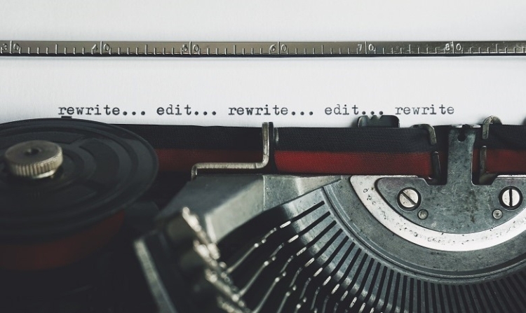 Texte umschreiben Headerbild: Nahaufnahme einer Schreibmaschine mit Blatt Papier